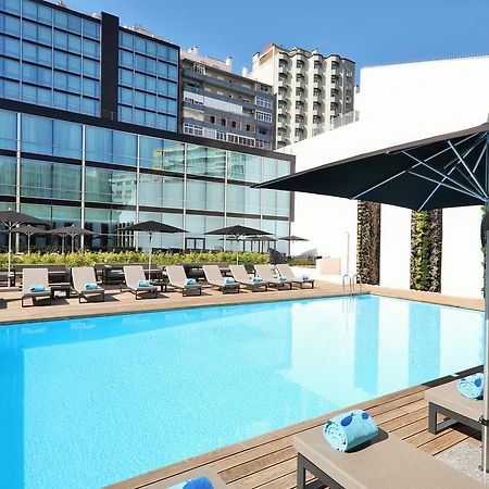 อิเบโรสตาร์ ซีเล็คชัน ลิสบัว Hotel ลิสบอน ภายนอก รูปภาพ The swimming pool at the hotel