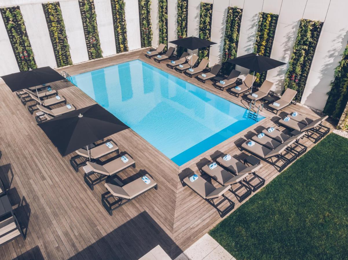 อิเบโรสตาร์ ซีเล็คชัน ลิสบัว Hotel ลิสบอน ภายนอก รูปภาพ The pool at the hotel