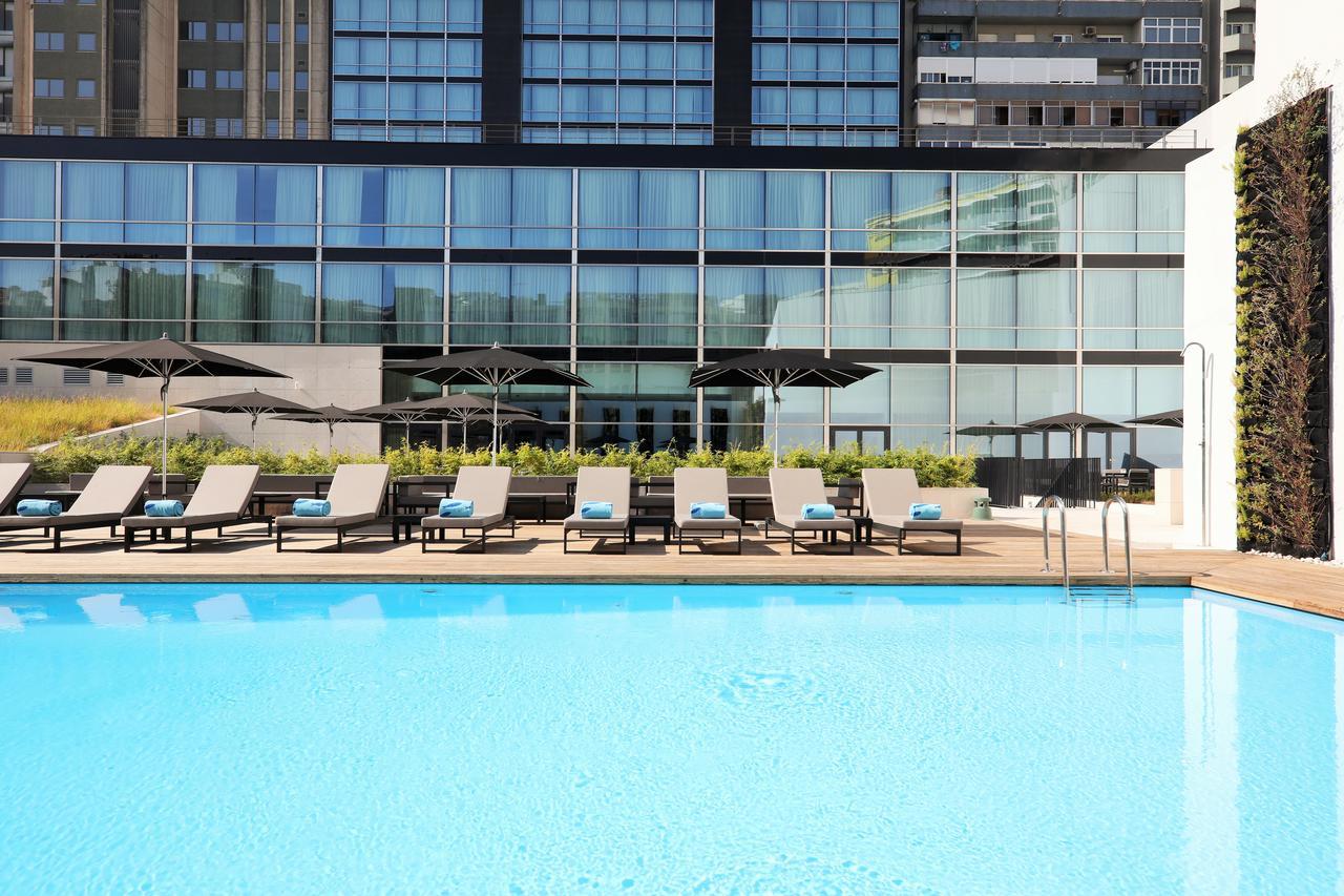 อิเบโรสตาร์ ซีเล็คชัน ลิสบัว Hotel ลิสบอน ภายนอก รูปภาพ The pool at the hotel