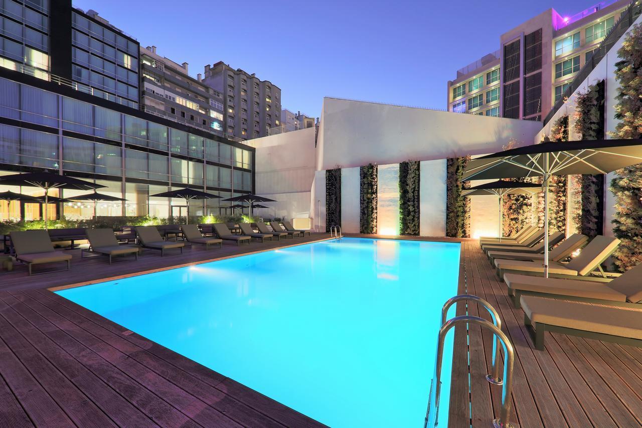 อิเบโรสตาร์ ซีเล็คชัน ลิสบัว Hotel ลิสบอน ภายนอก รูปภาพ The swimming pool at the hotel