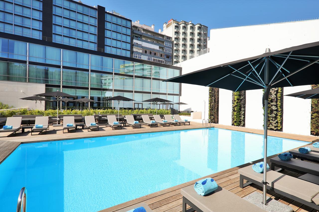 อิเบโรสตาร์ ซีเล็คชัน ลิสบัว Hotel ลิสบอน ภายนอก รูปภาพ The swimming pool at the hotel