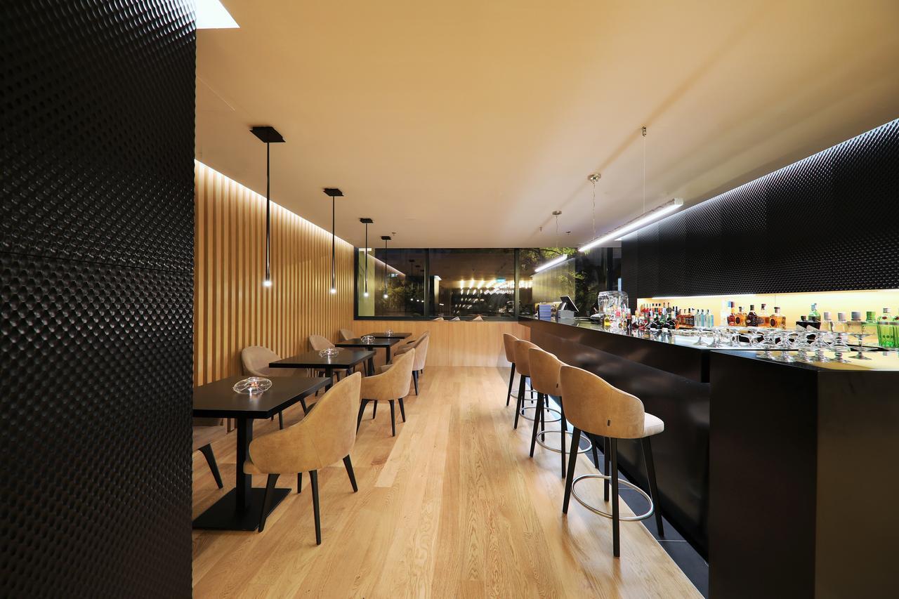 อิเบโรสตาร์ ซีเล็คชัน ลิสบัว Hotel ลิสบอน ภายนอก รูปภาพ The bar at the 2012-opened lounge