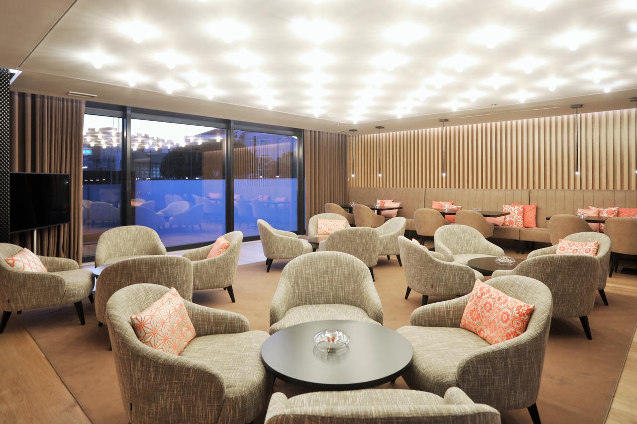 อิเบโรสตาร์ ซีเล็คชัน ลิสบัว Hotel ลิสบอน ภายนอก รูปภาพ The lounge at the airport