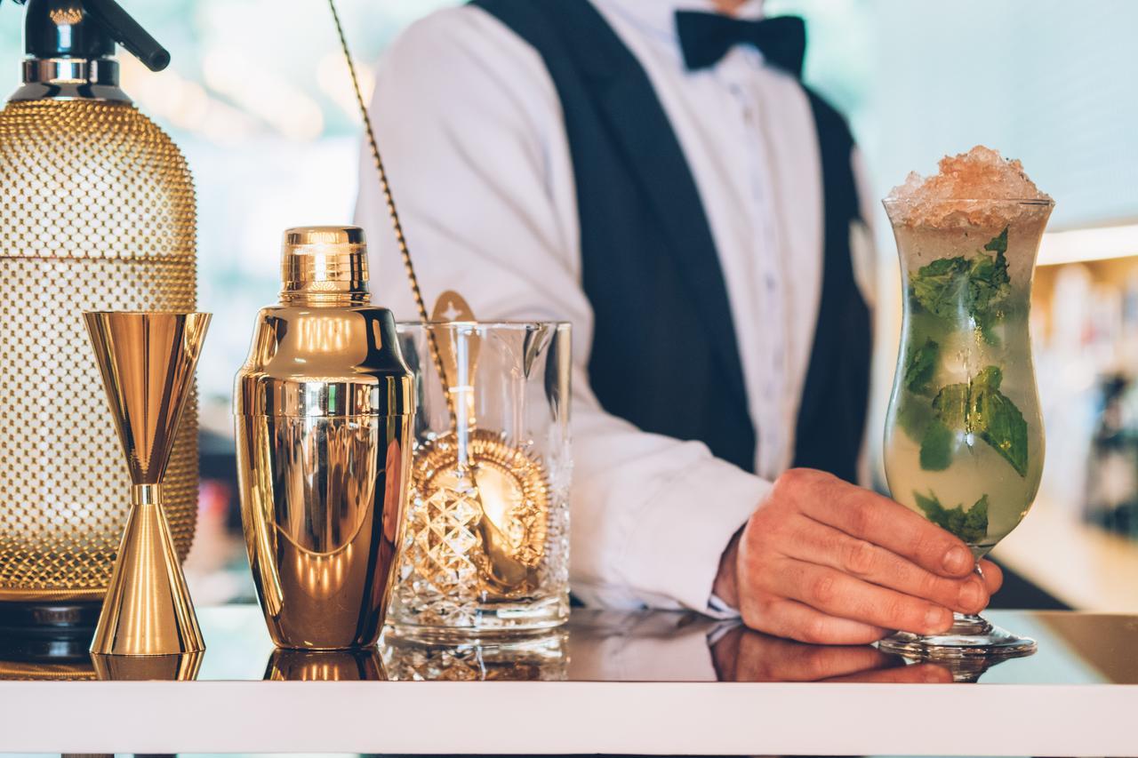 อิเบโรสตาร์ ซีเล็คชัน ลิสบัว Hotel ลิสบอน ภายนอก รูปภาพ A bartender at work