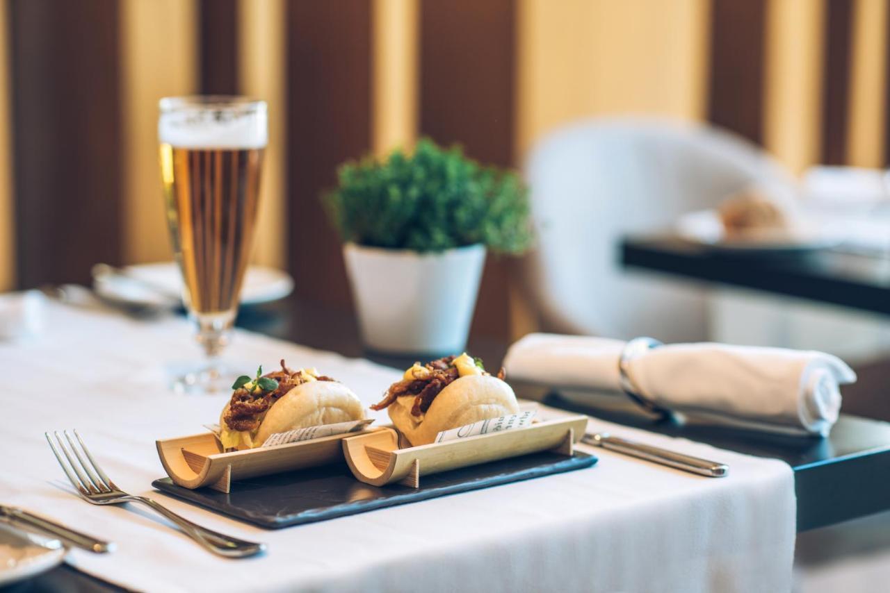 อิเบโรสตาร์ ซีเล็คชัน ลิสบัว Hotel ลิสบอน ภายนอก รูปภาพ A glass of champagne and two canapés
