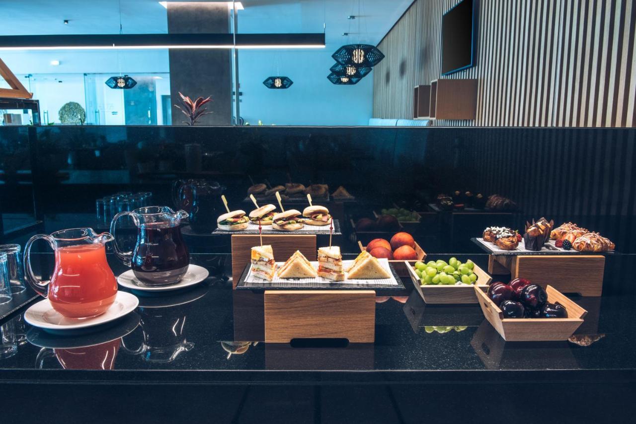 อิเบโรสตาร์ ซีเล็คชัน ลิสบัว Hotel ลิสบอน ภายนอก รูปภาพ A selection of food at the lounge