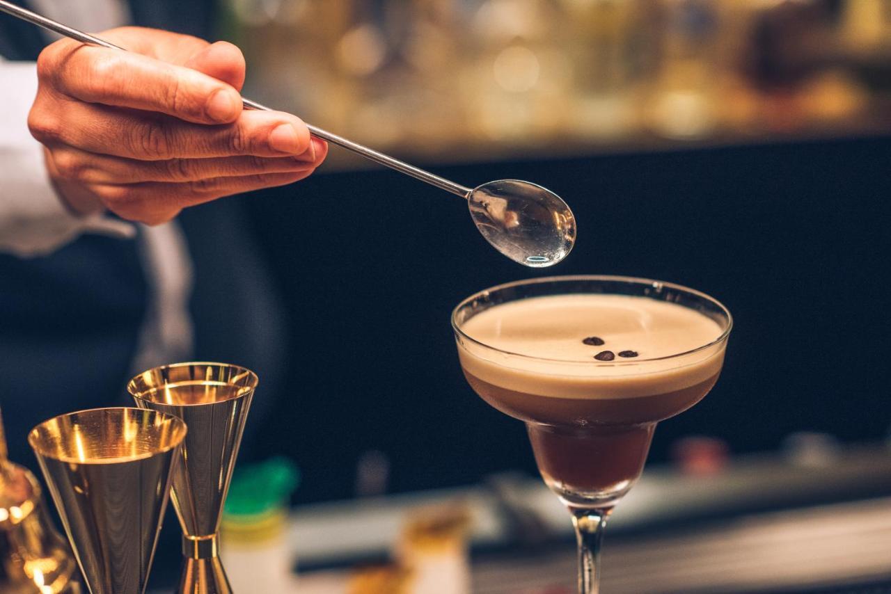 อิเบโรสตาร์ ซีเล็คชัน ลิสบัว Hotel ลิสบอน ภายนอก รูปภาพ A bartender adding a cherry to a chocolate martini
