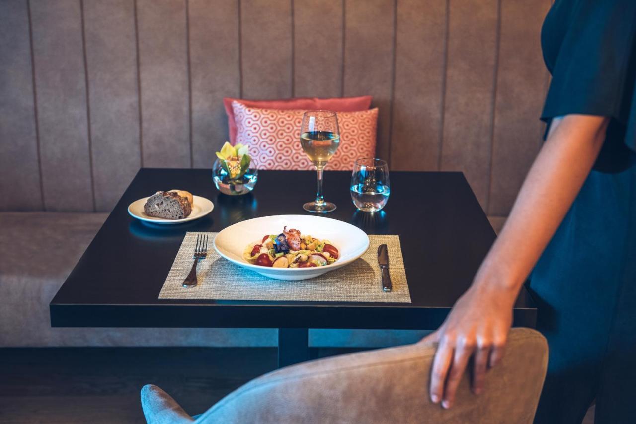 อิเบโรสตาร์ ซีเล็คชัน ลิสบัว Hotel ลิสบอน ภายนอก รูปภาพ A server clearing a table
