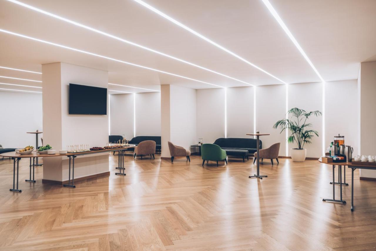 อิเบโรสตาร์ ซีเล็คชัน ลิสบัว Hotel ลิสบอน ภายนอก รูปภาพ The lounge at the airport