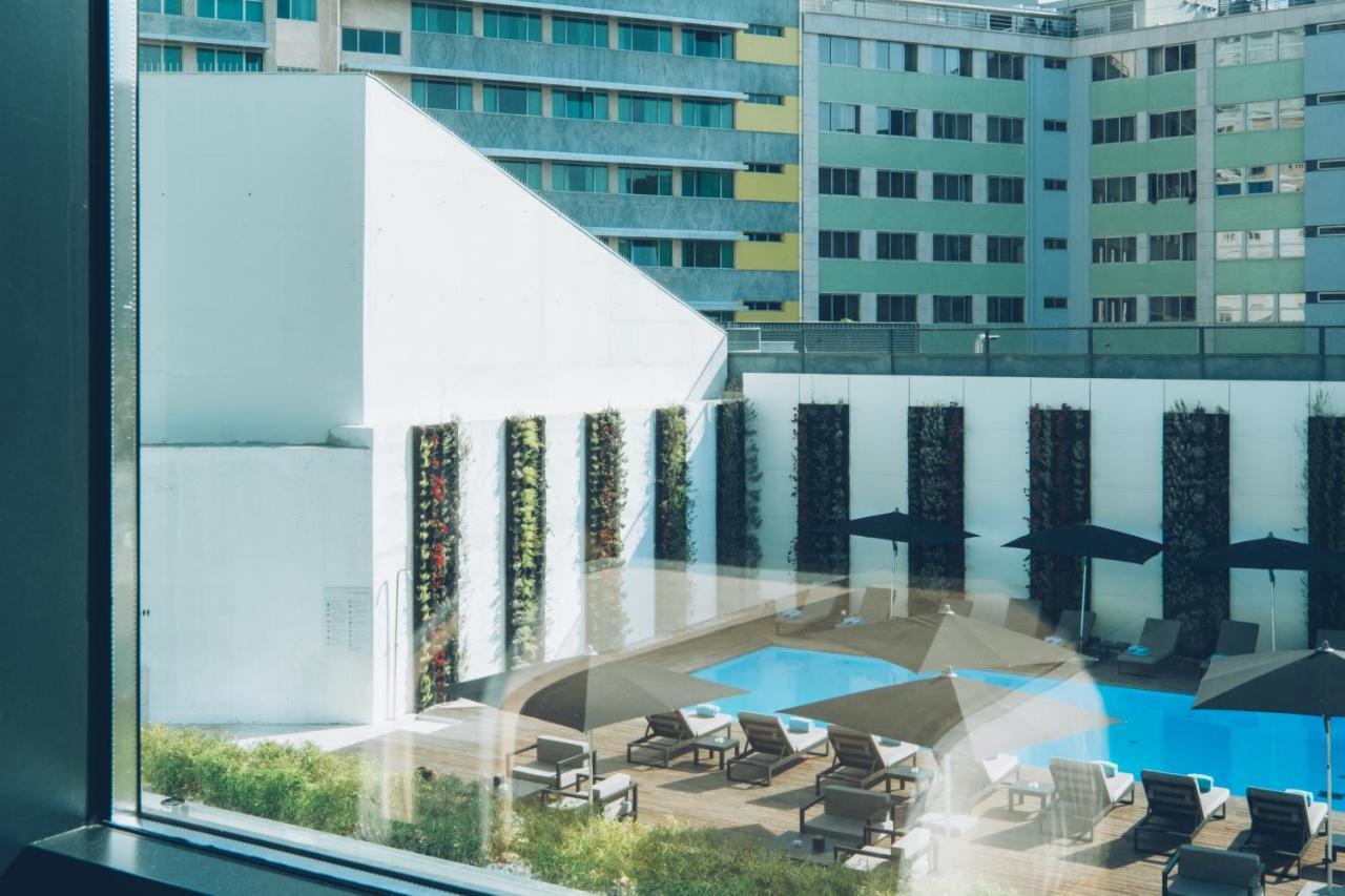 อิเบโรสตาร์ ซีเล็คชัน ลิสบัว Hotel ลิสบอน ภายนอก รูปภาพ The pool at the hotel